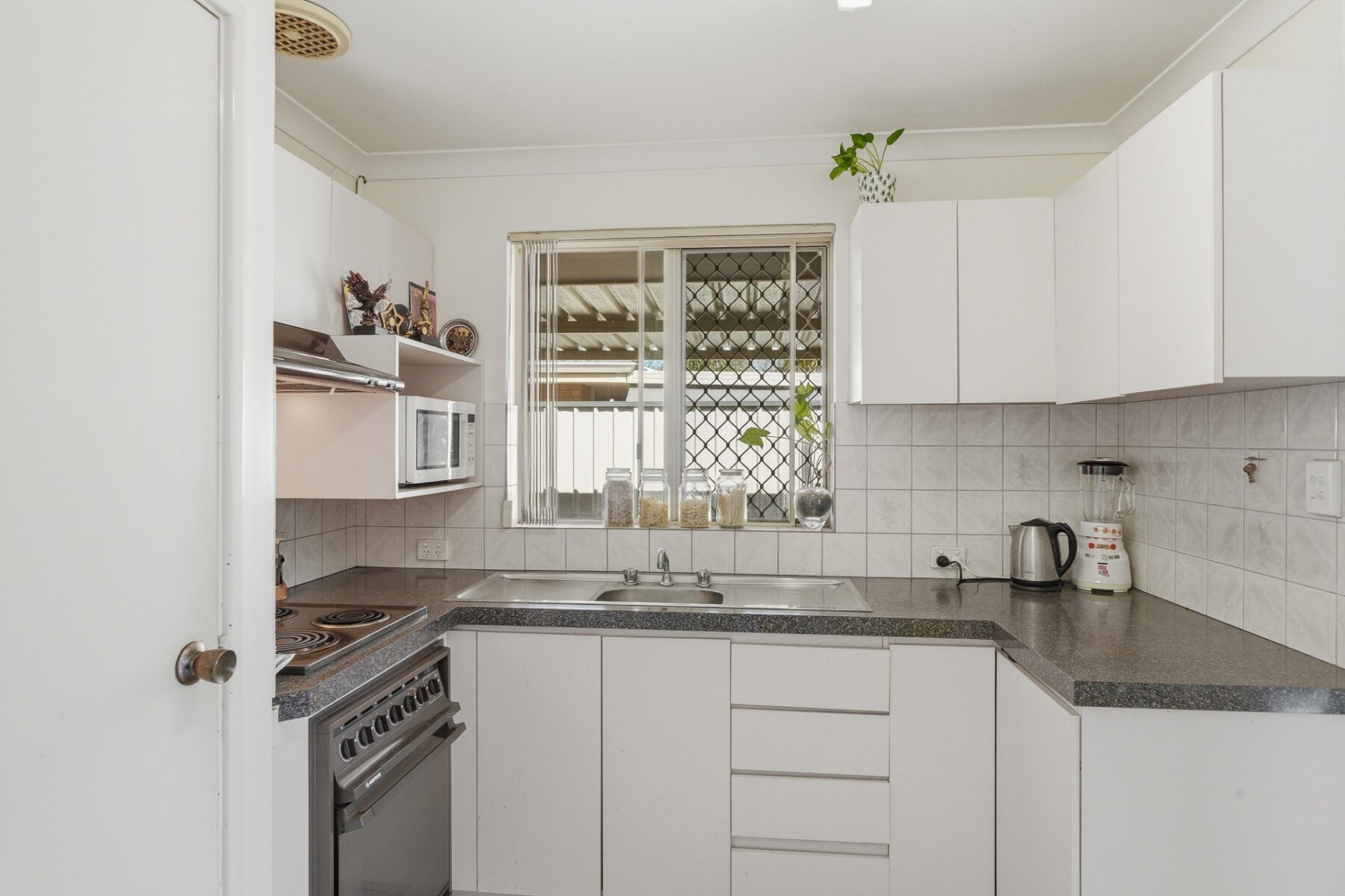 Property: 9 Beadon Close, Ballajura, WA, 6066 photo-12