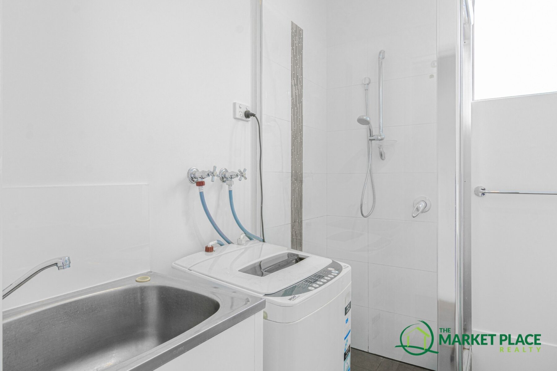 Rental: Cloverdale, WA, 6105 photo-4
