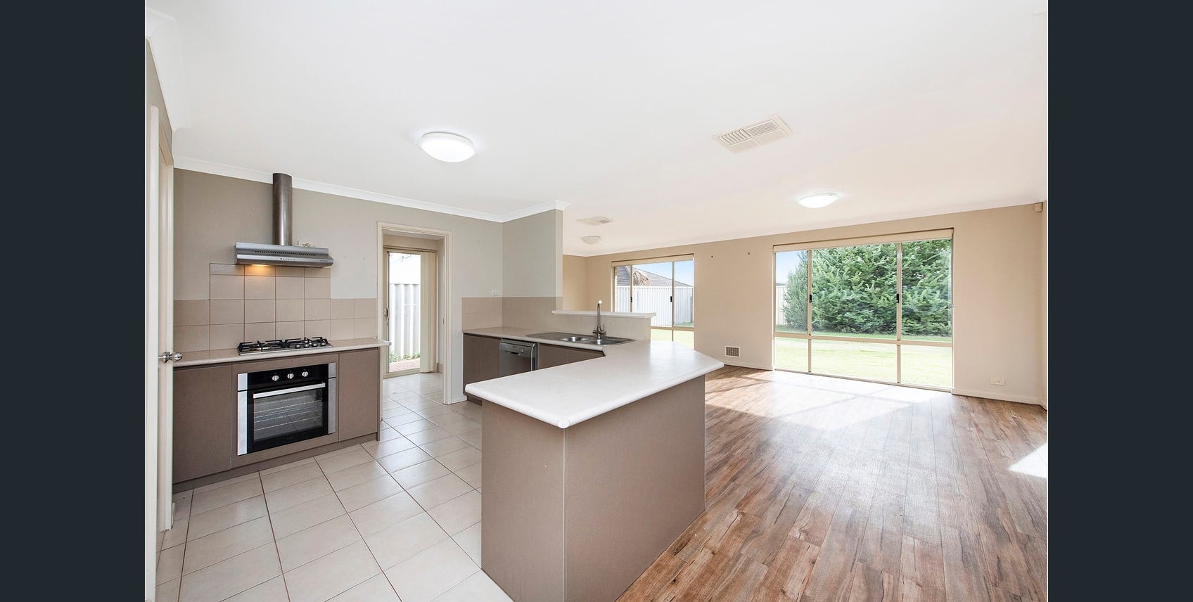 Rental: Secret Harbour, WA, 6173 photo-19